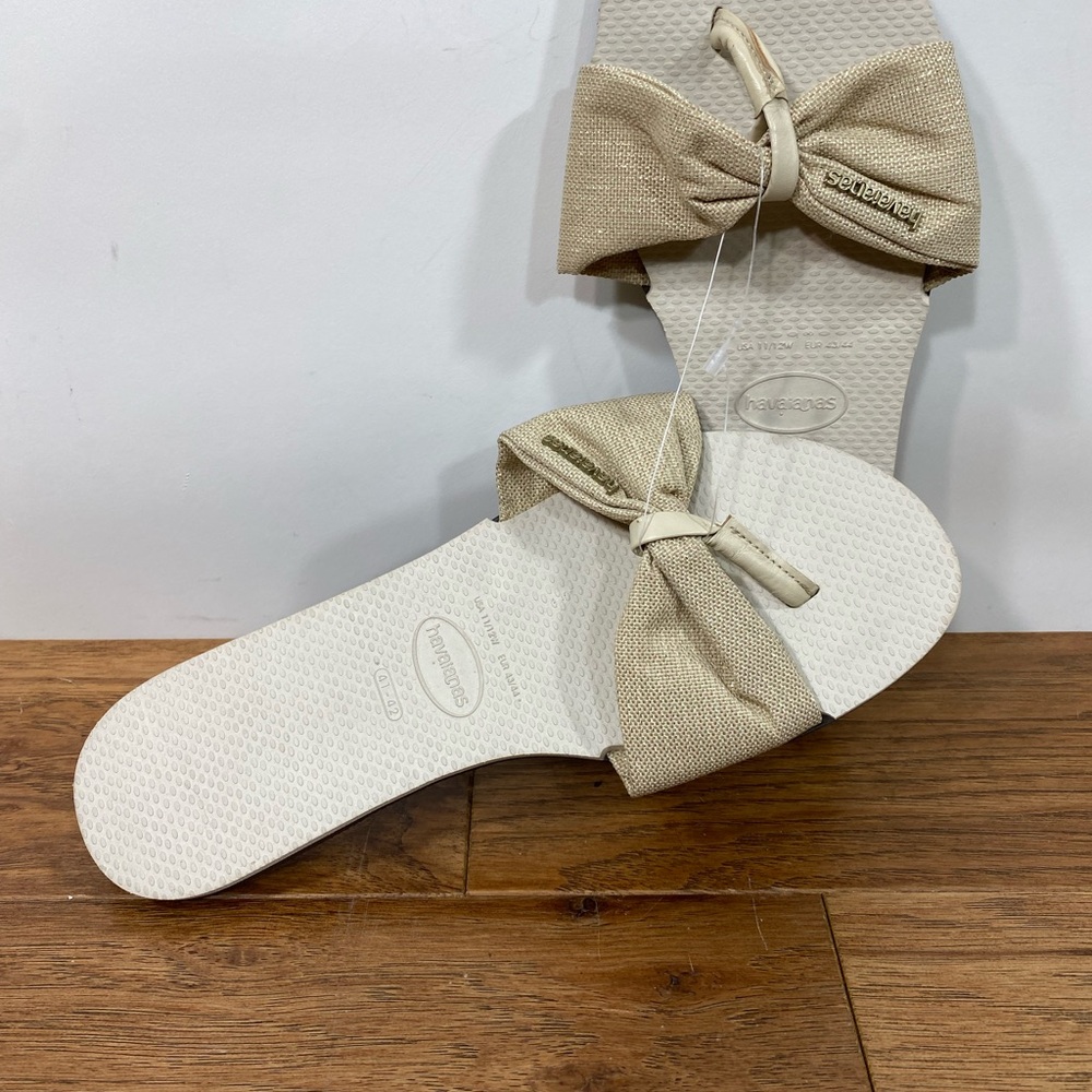 NWOT sz 11/12 41/42 Havaianas Off-White Tan thong Sandals fabric bow flats